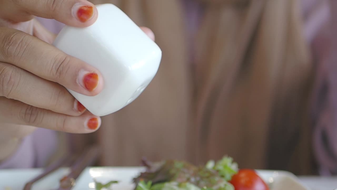 mujer comiendo ensalada en un restaurante