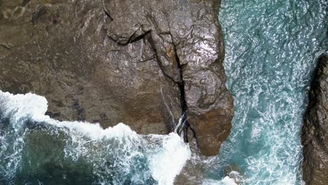 Luftaufnahme-Von-Oben-Nach-Unten-Auf-Wellen,-Die-Auf-Felsen-In-Playa-Blanca,-Costa-Rica,-Krachen