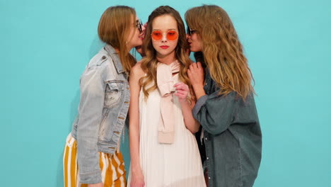 tres chicas susurrando secretos