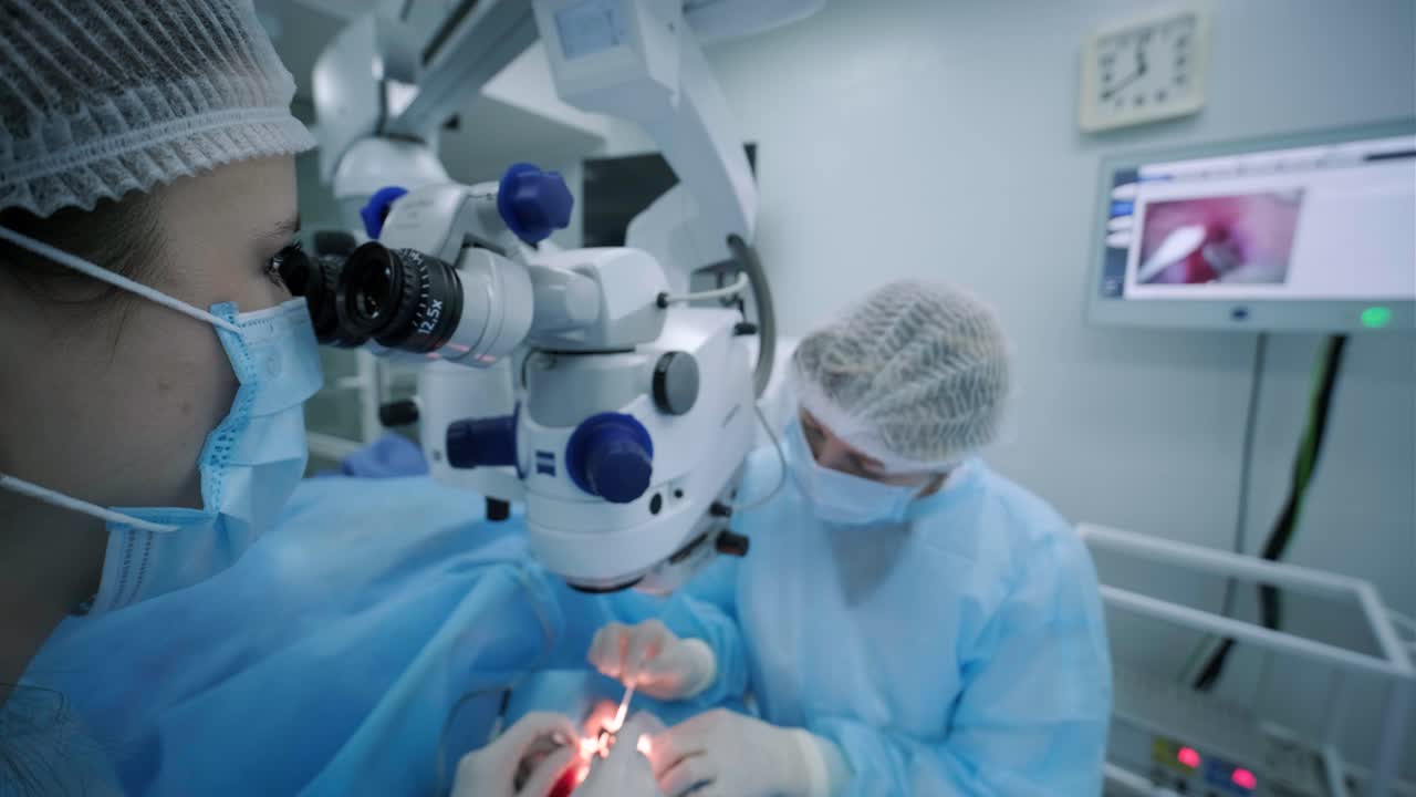 operación de cirugía plástica de blefaroplastia, centrada en el rejuvenecimiento y la modificación de la región del ojo.