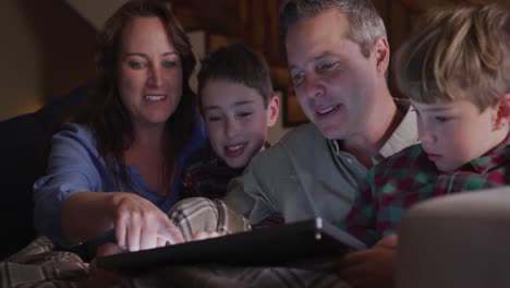 Familia-Pasando-Tiempo-Juntos-En-Casa-Por-La-Noche