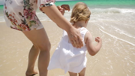 Madre-Jugando-Con-Su-Hija-Pequeña-En-El-Mar