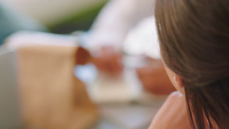 mujer, conversación y acuerdo