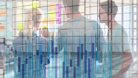 Procesamiento-De-Datos-Financieros-Sobre-Colegas-De-Oficina-Discutiendo-Sobre-Notas-En-La-Oficina