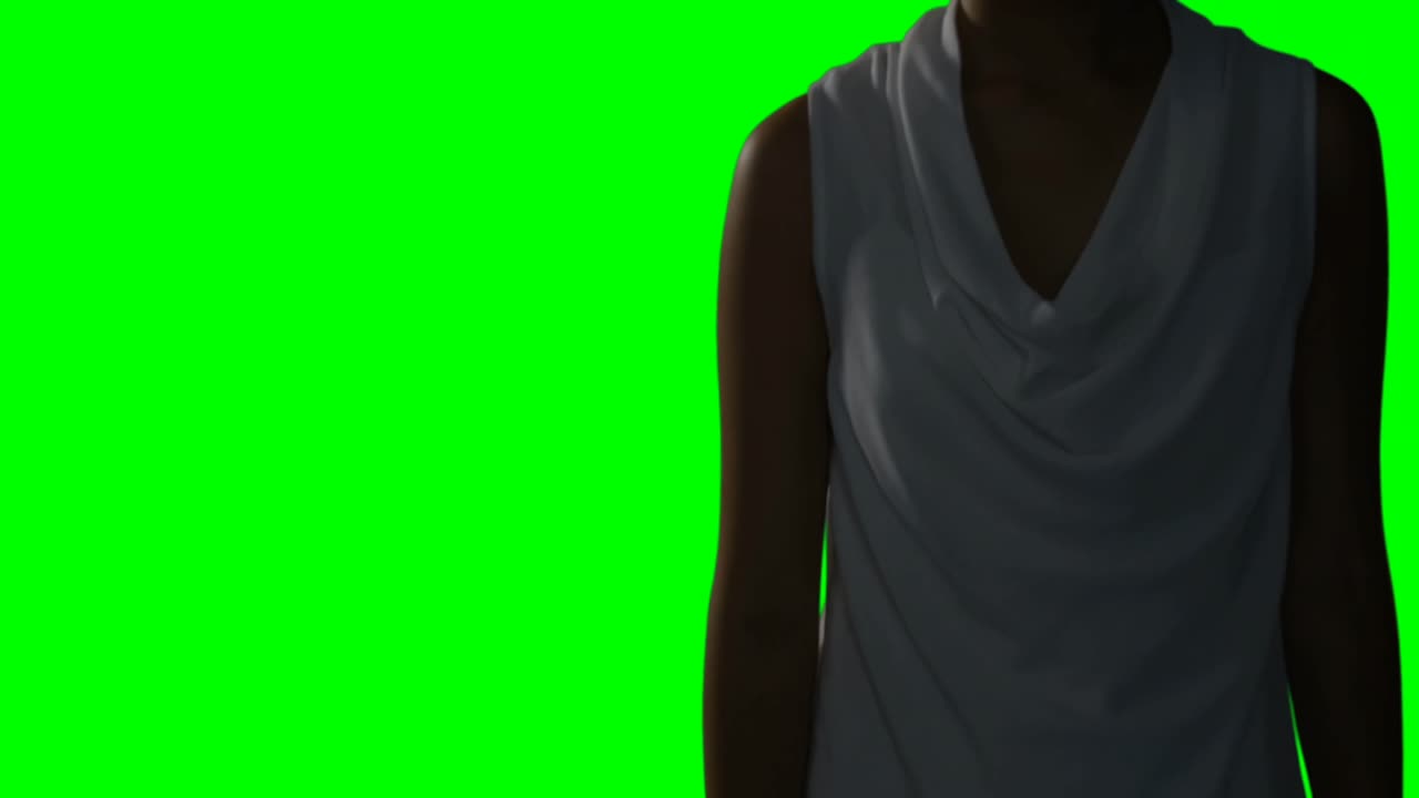 mujer fingiendo usar una pantalla invisible