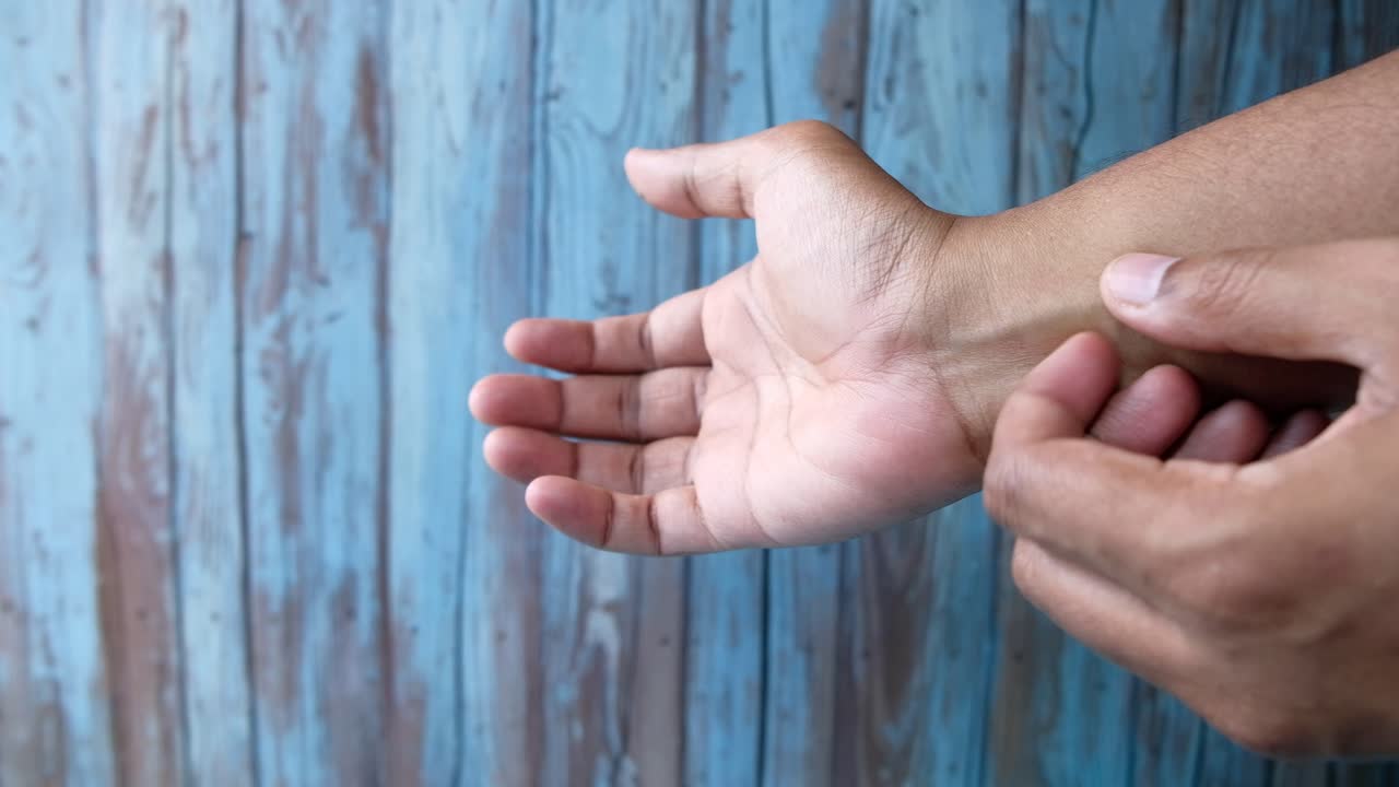 persona chequeando su muñeca
