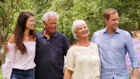 Junges-Erwachsenes-Paar-Und-Eltern-Gehen-In-Einem-Park-Spazieren,-Aus-Nächster-Nähe