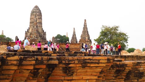 visitantes caminando por el antiguo templo de ayutthaya