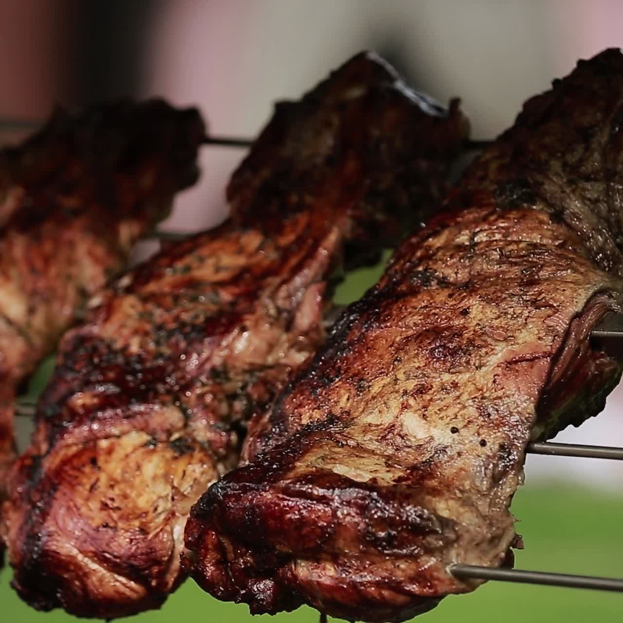 bistec en la parrilla con llamas