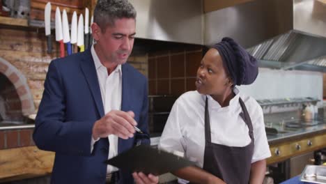 hombre caucásico hablando con un chef