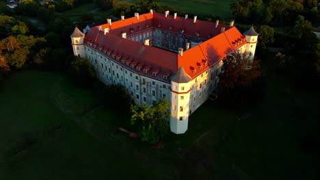 Draufsicht-Auf-Das-Renaissanceschloss-Petronell-In-Carnuntum-In-Der-Donau,-Österreich