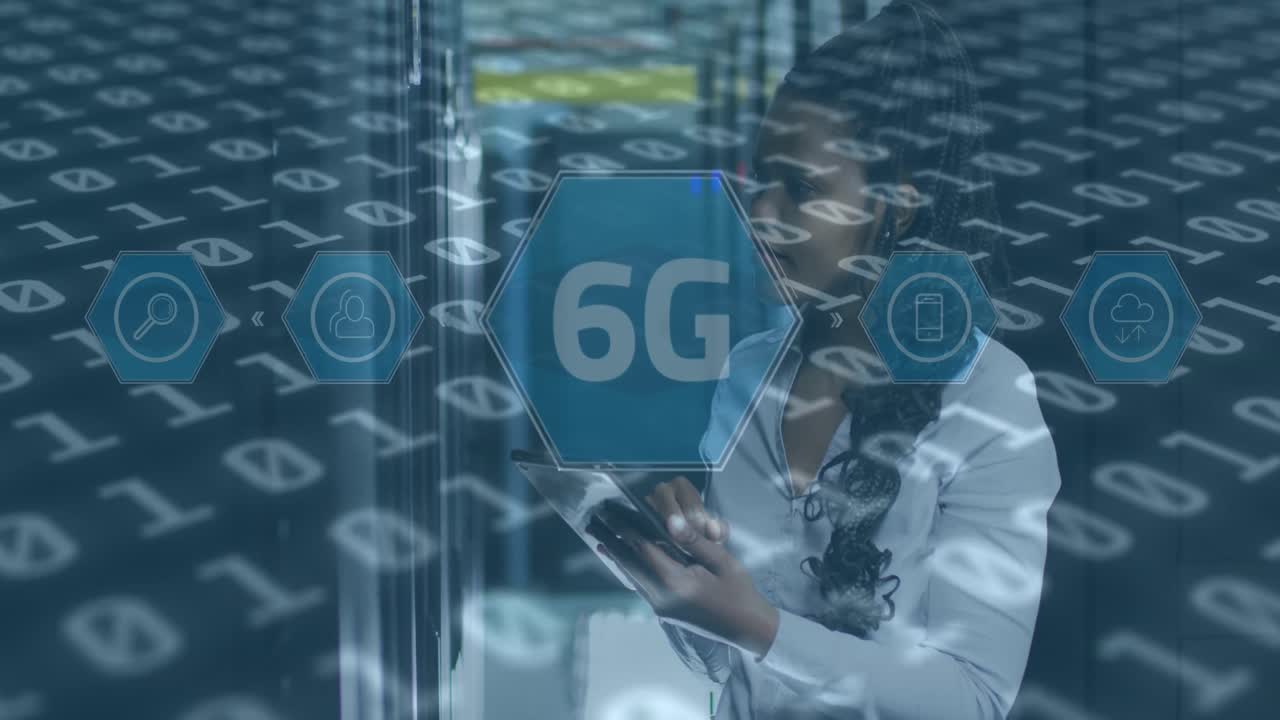 animación de procesamiento de datos sobre una trabajadora afroamericana de la sala de servidores