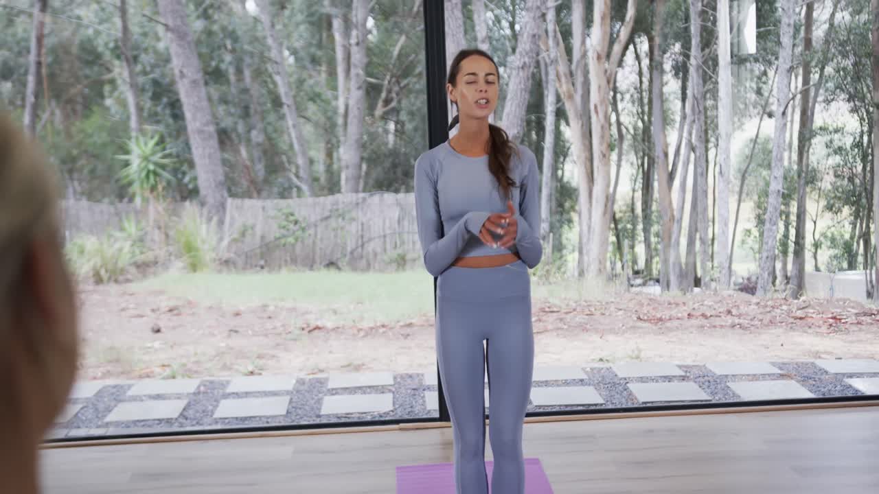 Instrutora Birracial Feliz Explicando na Aula de Yoga, em Câmera Lenta