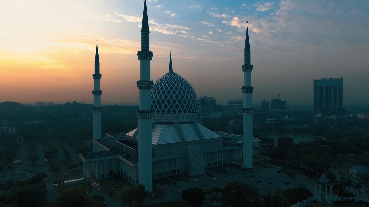 Sultan Salahuddin Abdul Aziz Mosque.