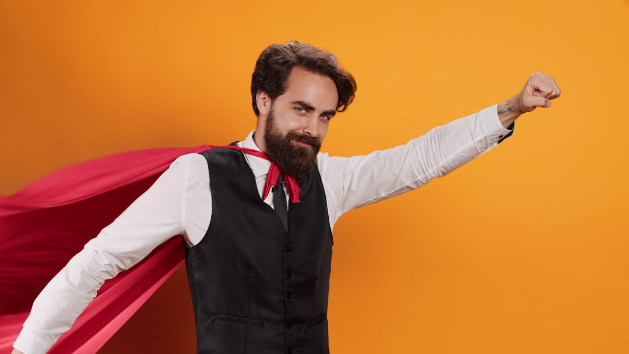 카메라에 포즈를 취하는  ⁇ 은 케이프를 입은 butler