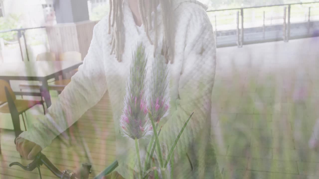 자전거를 타고 는 두 인종의 남자의 잔디의 애니메이션