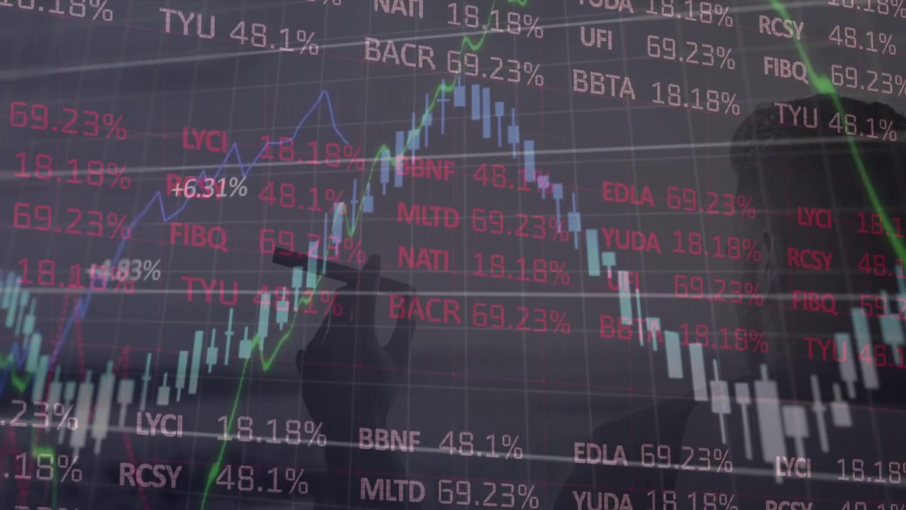 Animation af finansielle data og aktiemarkedsdata, der behandles, over en mand set bagfra, der holder en cigaret.