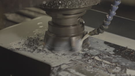 máquina industrial lijado y pulido de acero de hoja de cuchillo en fábrica de cuchillos, primer plano