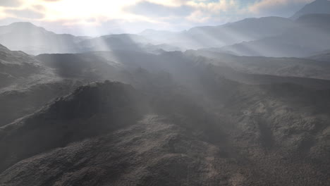 Schwarzer-Vulkanischer-Staub-Und-Berge-Mit-Nebel-Im-Hintergrund