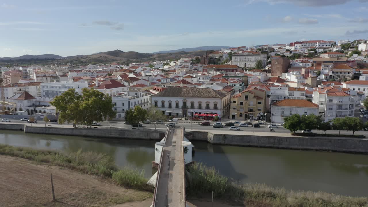 따뜻한 여름 빛에 목욕하는 오래된 역사적인 도시 실베스
