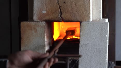 calentamiento de láminas de metal soldadas para crear una cuchilla compuesta en un horno de ladrillos, toma manual