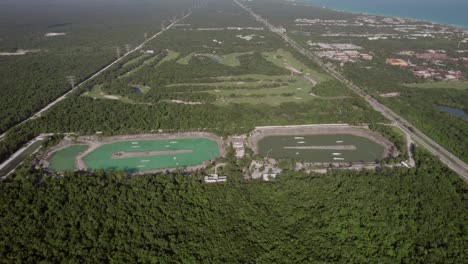 Riesiger-Wasserpark-Aus-Der-Luft-An-Der-Riviera-Maya,-Mexiko,-Nahe-Der-Küste-Im-Tiefen-Wald