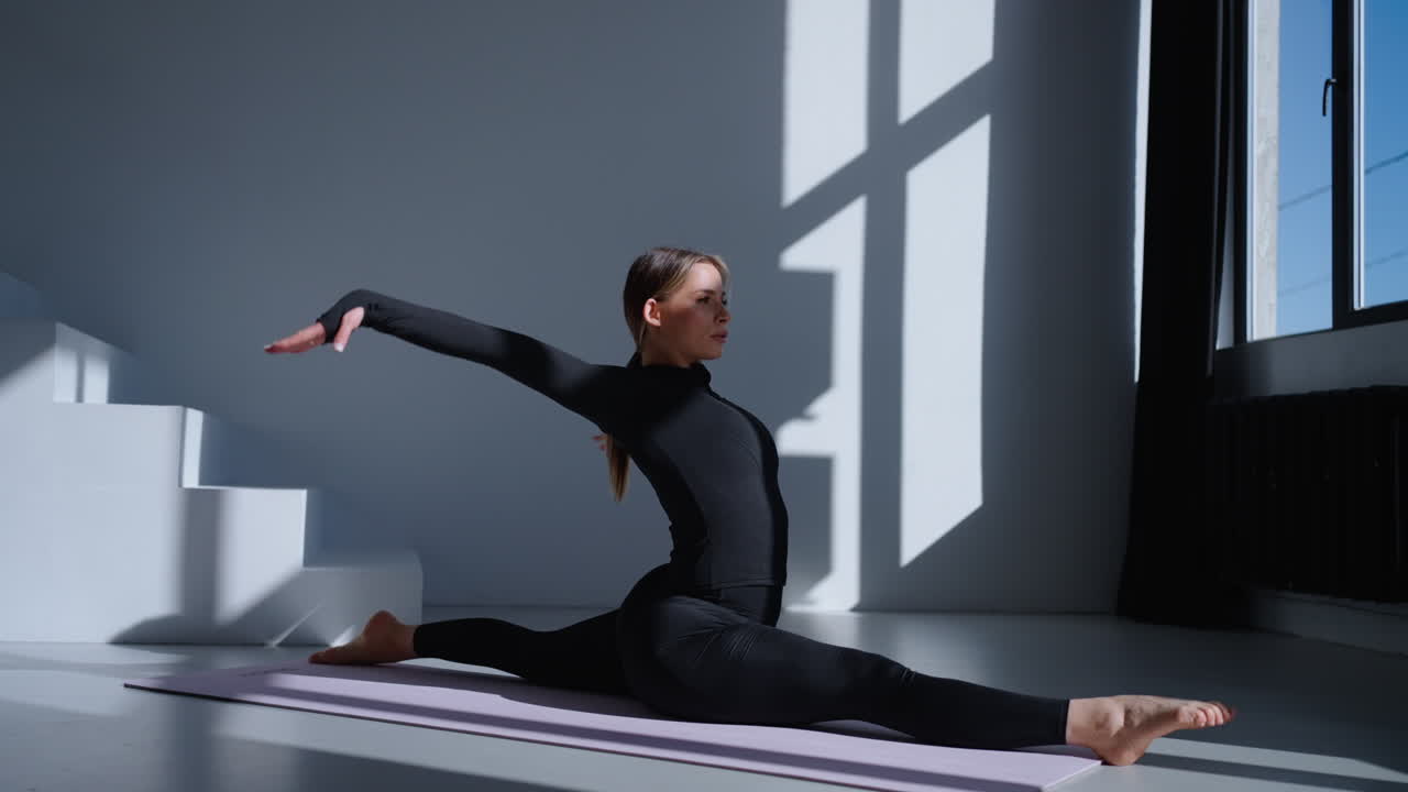 mujer haciendo estiramientos de yoga