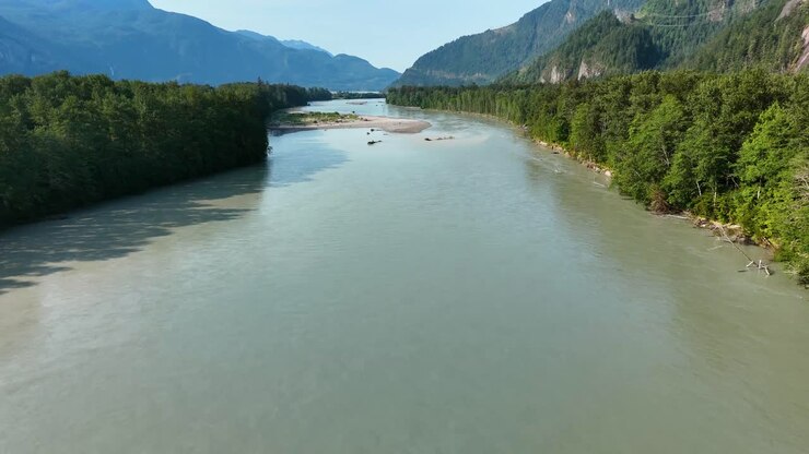 Fiume Squamish più vicino all'estuario di Squamish nella città di Squamish, Columbia Britannica, Canada