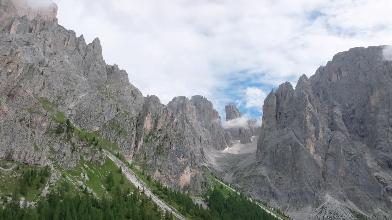 vista aérea del efecto de paralaje de la montaña de piedra caliza sasmujel cerca de santa cristina