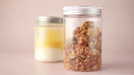 detalle de la toma de granola musli en un tazón
