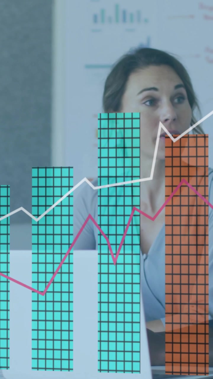 Video vertical: Empresaria hablando y revisando datos, con gráficos ascendentes sobre un portátil y un teléfono.