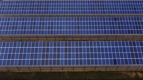 Drohne-Fliegt-über-Solarpanel-Farm-Und-Erzeugt-Strom-Aus-Der-Sonne