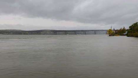 Un-Lapso-De-Tiempo-Del-Puente-Newburgh-Beacon-En-El-Norte-Del-Estado-De-Nueva-York-Durante-Un-Día-Lluvioso-De-Otoño