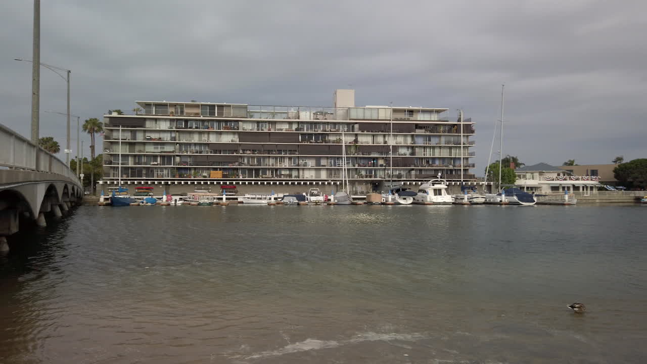 alejarse del puente sobre la entrada