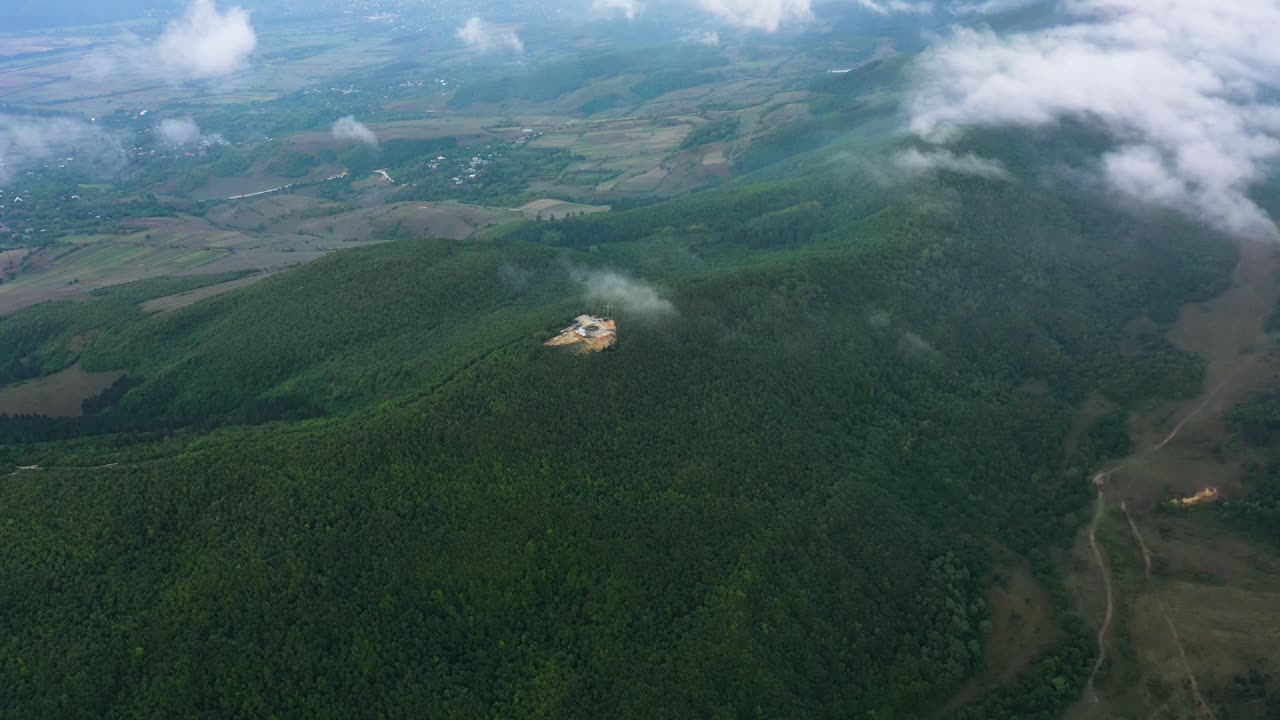 푸른 숲이 있는 산에 있는 교회 건축의 조감도