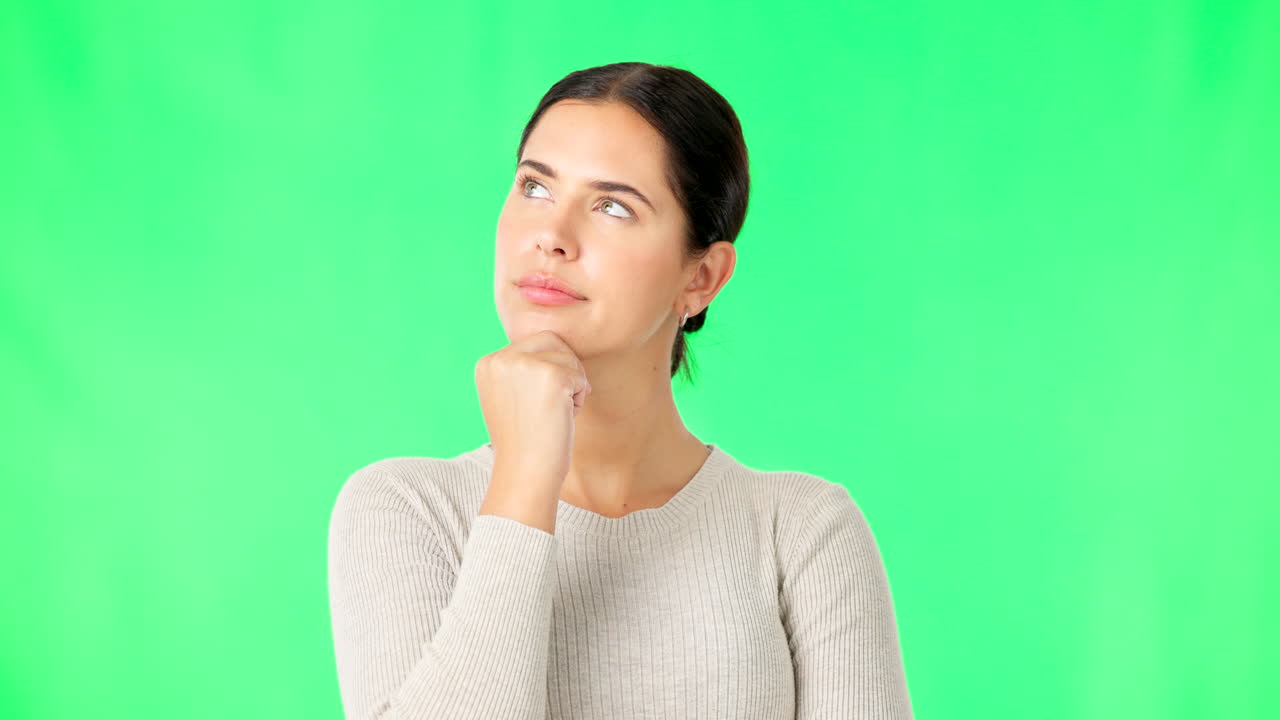 cara, pensando y opción con una mujer en un verde
