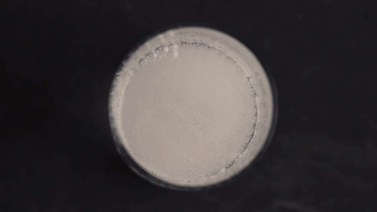 클로즈업 스파클링 워터 글래스 슈퍼 슬로 모션 콜드 테일 콘셉트