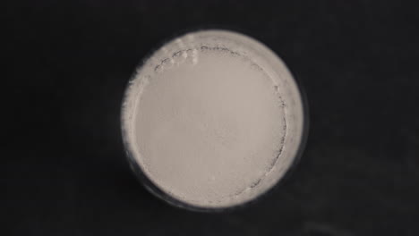 vaso de agua con gas de primer plano en cámara súper lenta. concepto de cóctel frío de soda