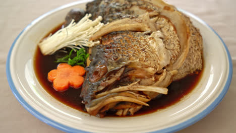 Cabeza-De-Pescado-Hervida-Con-Salsa-De-Soja---Estilo-De-Comida-Japonesa