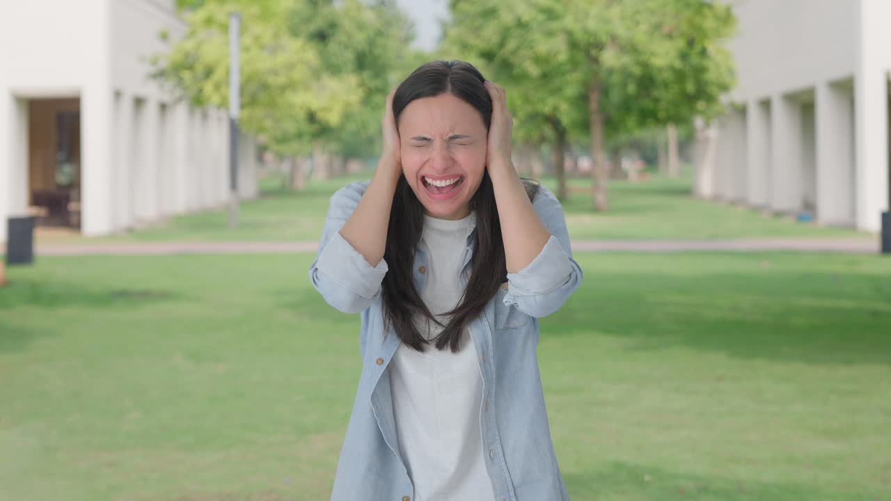 짜증나는 인도 소녀가 큰소리로 소리쳤다.