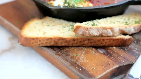 quinoa asada saborosa casera shakshuka con huevo, para una buena y saludable comida, comida de oriente medio.