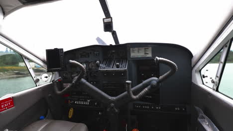cabina y panel de instrumentos dentro de un hidroavión havilland beaver