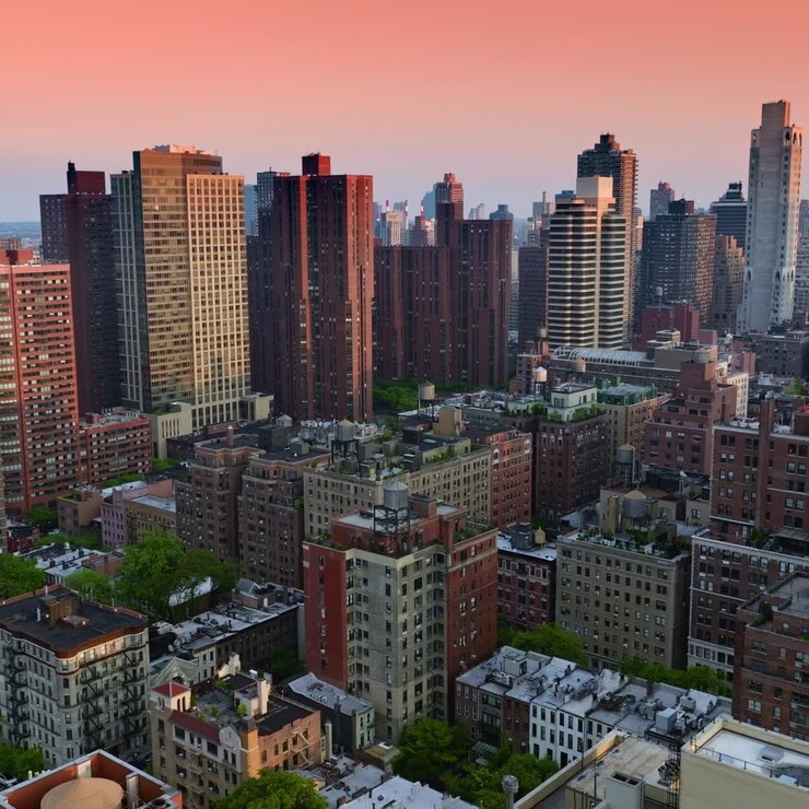 La varietà di edifici moderni a New York. Incredibili grattacieli sullo sfondo di cieli rosa