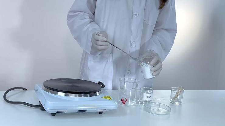 Dimostrazione della cristallizzazione dell'acetato di sodio in laboratorio