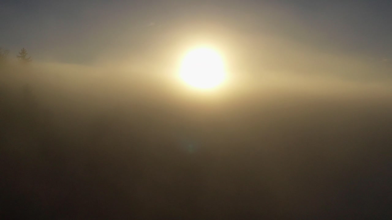 Drone laskeutuu Alppien sumuinversion läpi Pilatus-huipulta Luzernjärven altaaseen, ilmestyen selkeydestä täydelliseen valkoiseen uppoutumiseen
