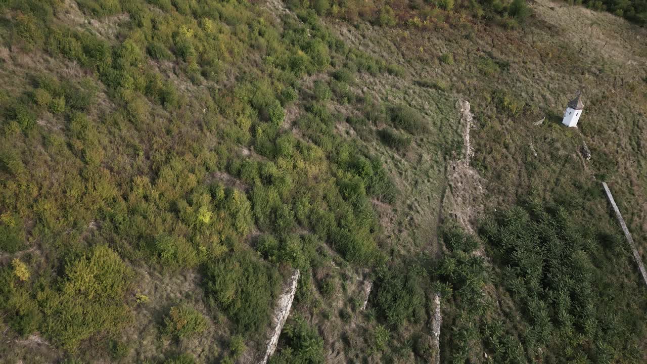 vista aérea de un viejo viñedo abandonado en la ladera con una pequeña capilla