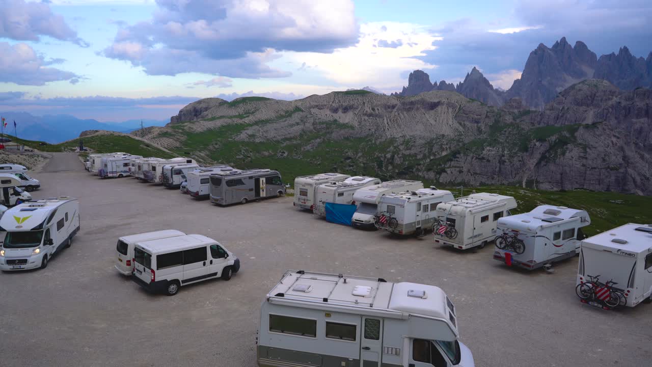 italia, parque tre cime: 7 de julio de 2017: plataforma de observación para autocaravanas vr en el parque natural nacional tre cime en los alpes dolomitas. hermosa naturaleza de italia.