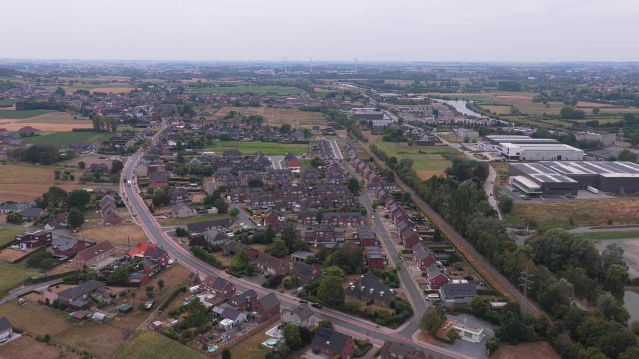 Vista aerea di un quartiere residenziale e di una zona industriale