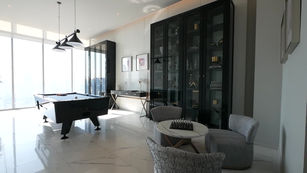 бильярдный стол в красиво оформленной игровой комнате sky high