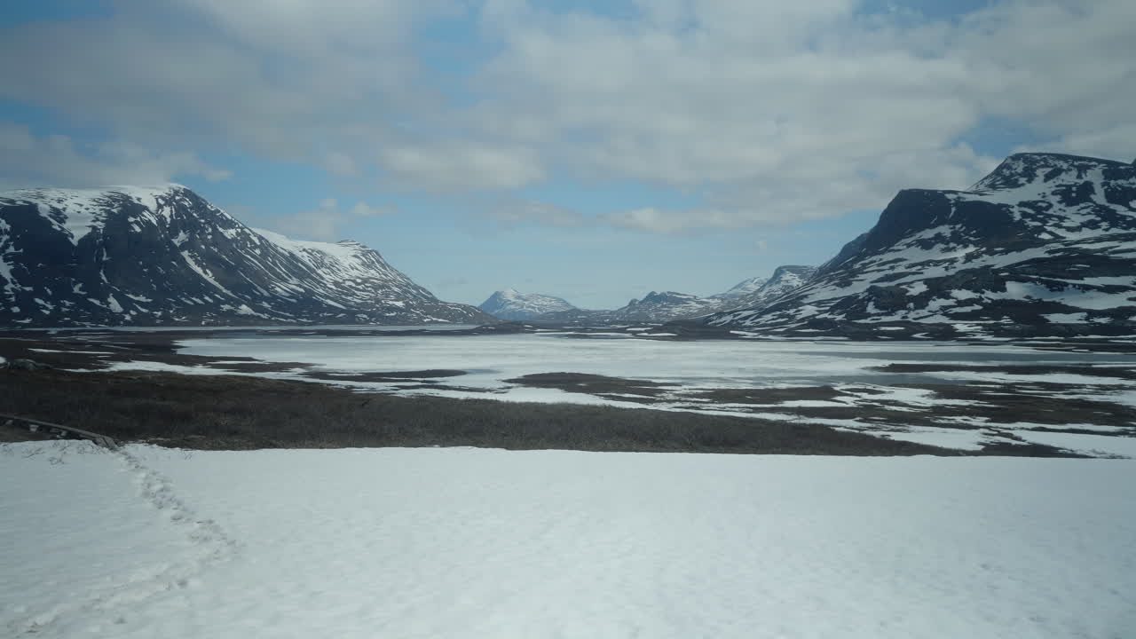 Luftfoto over et fantastisk, fredfyldt svensk bjerg- og flodlandskab, sne på Kungsleden i Abisko Nationalpark